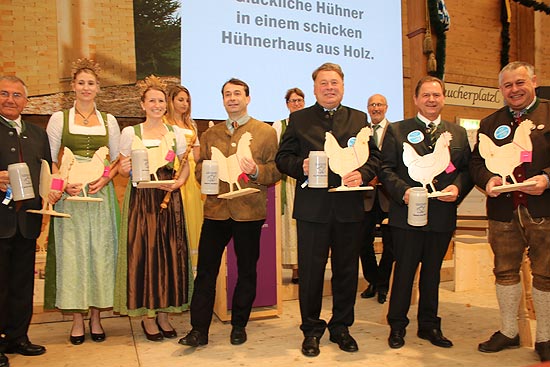 Am Ende gab es Holzhennen für alle Teilnehmer der Talkrunde (©Foto: Martin Schmitz)